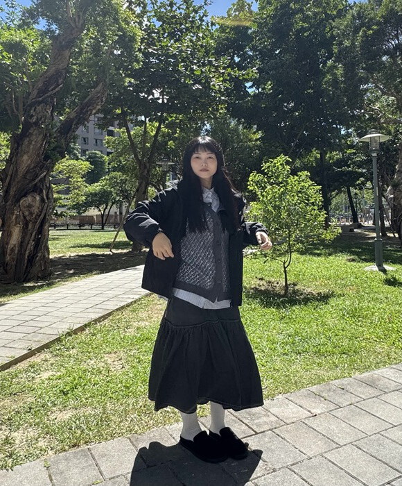 165cm 穿 M，袖口蓋住一點手背